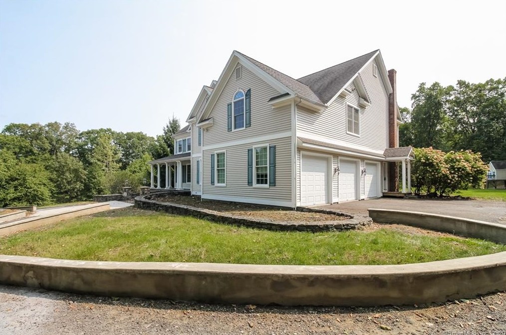 154 Guernsey Ln, Northville, CT 06776-2686
