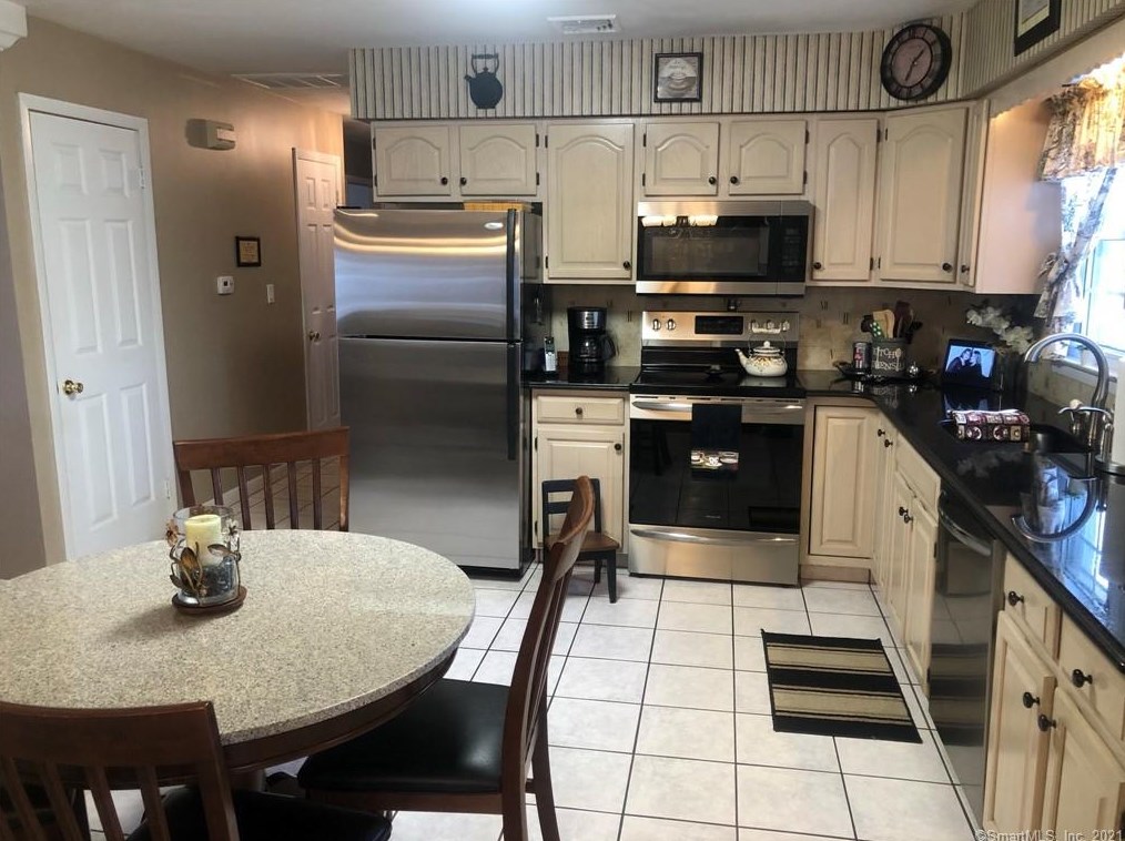 12 Botte Dr, New Haven CT 06516-6241 exterior