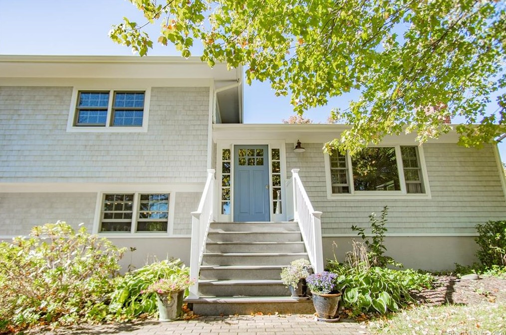 22 Riverside Dr, Pawcatuck, CT 06379-2027
