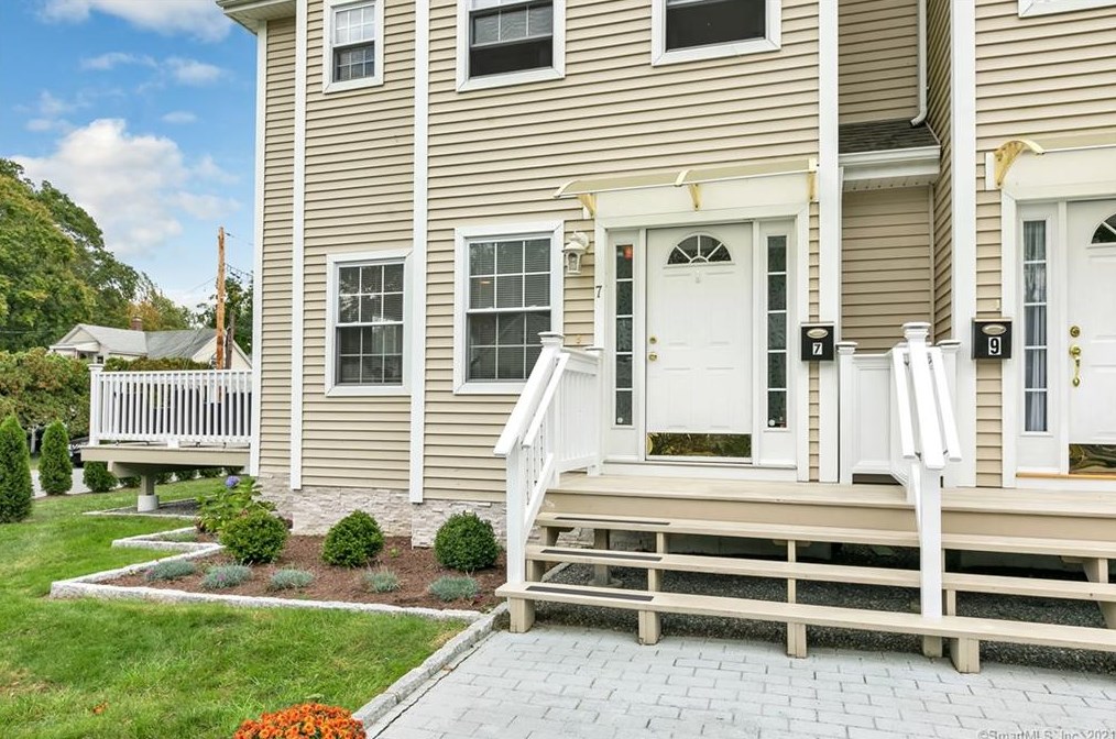 7 Alton Pl, Fairfield, CT 06825-4415