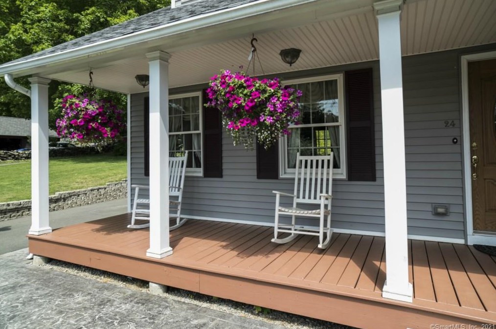 24 Pleasant St, Chester, CT 06412