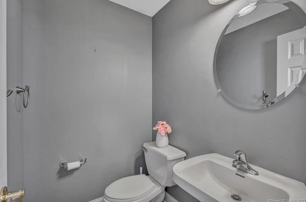 16 Morningview Ct, New Haven CT 06518-1777 exterior