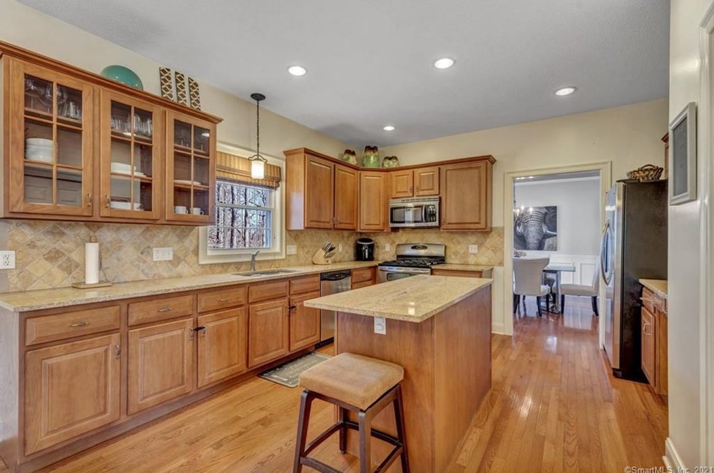 16 Morningview Ct, New Haven CT 06518-1777 exterior