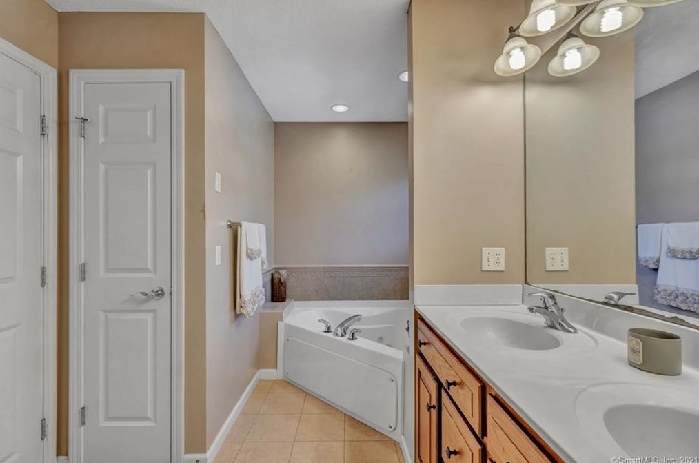 16 Morningview Ct, New Haven CT 06518-1777 exterior