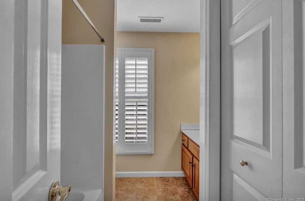 16 Morningview Ct, New Haven CT 06518-1777 exterior