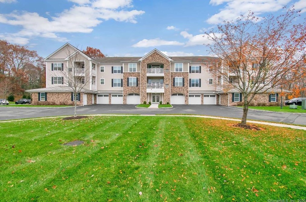 831 Brookside Ct, Newtown, CT 06470