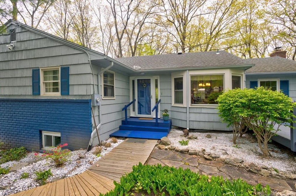 21 Granite Dr, Norwalk, CT 06851