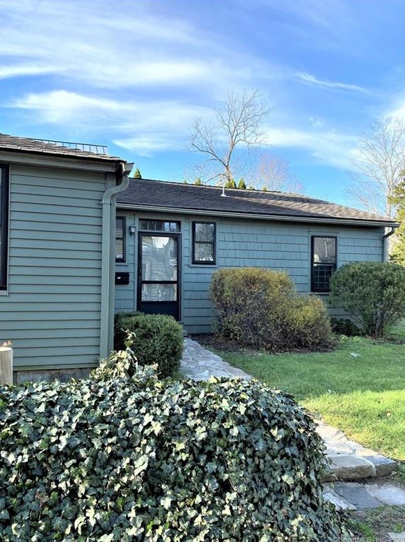 25 Water St, Guilford CT  06437-2861 exterior