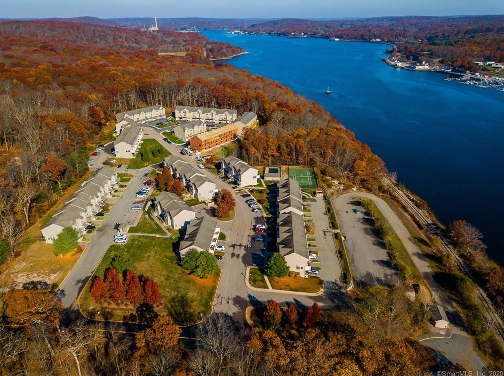 64 Scotch Cap Rd, Quaker Hill CT  06375-1431 exterior