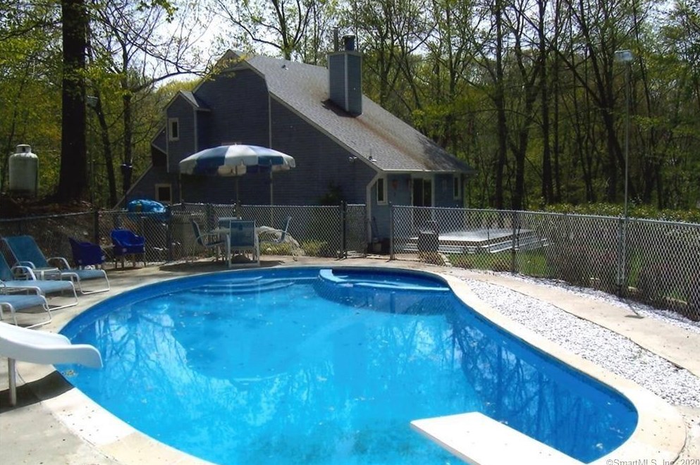 95 Crestwood Dr, Guilford, CT 06437-1325