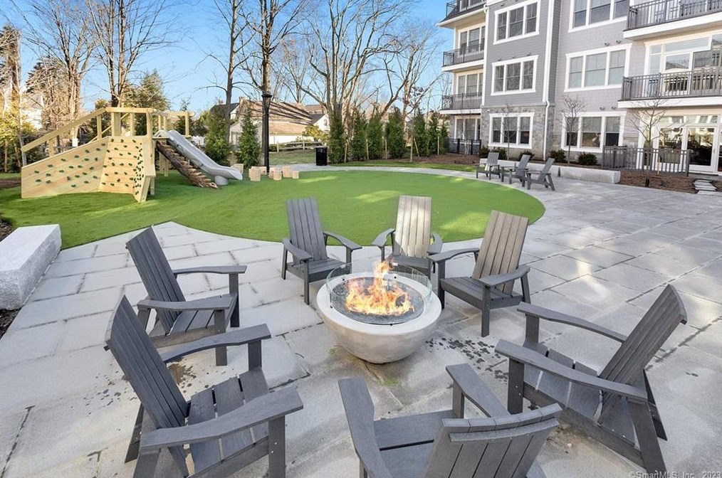 160 Park St #304, New Canaan, CT 06840
