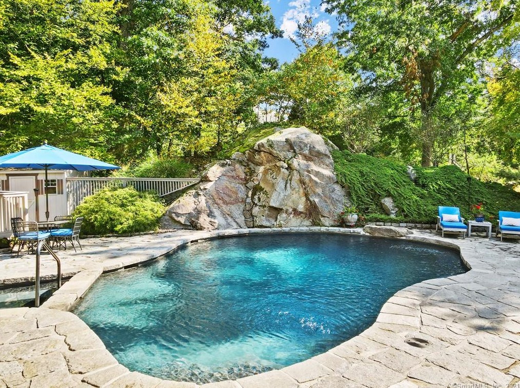 14 Patricia Ln, Cos Cob, CT 06807