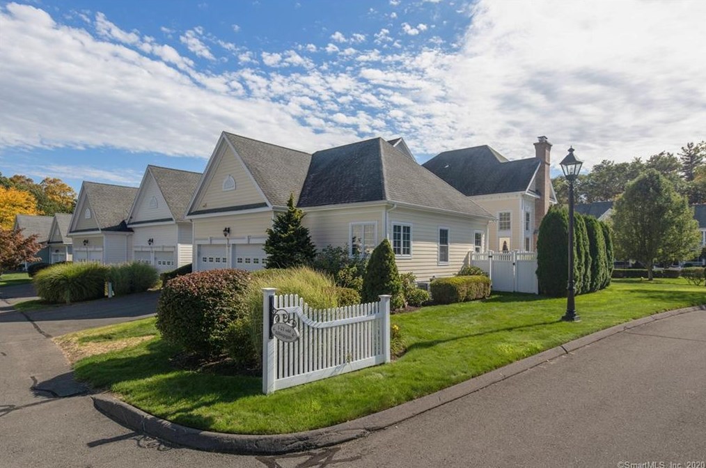 5 Billingsgate Dr, Simsbury CT  06070-2646 exterior