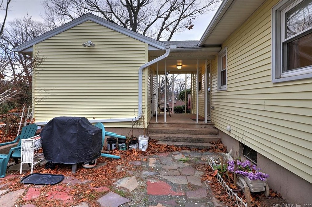 82 Lk Ave, New Haven CT 06516-4814 exterior