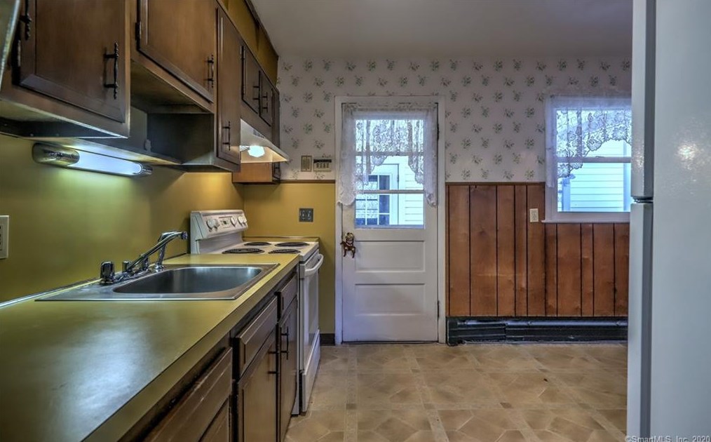 82 Lk Ave, New Haven CT 06516-4814 exterior