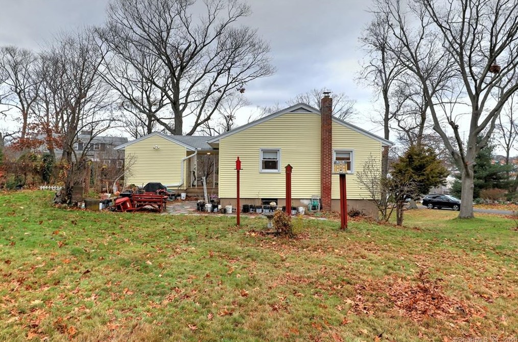 82 Lk Ave, New Haven CT 06516-4814 exterior