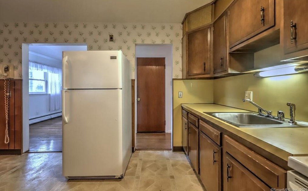 82 Lk Ave, New Haven CT 06516-4814 exterior