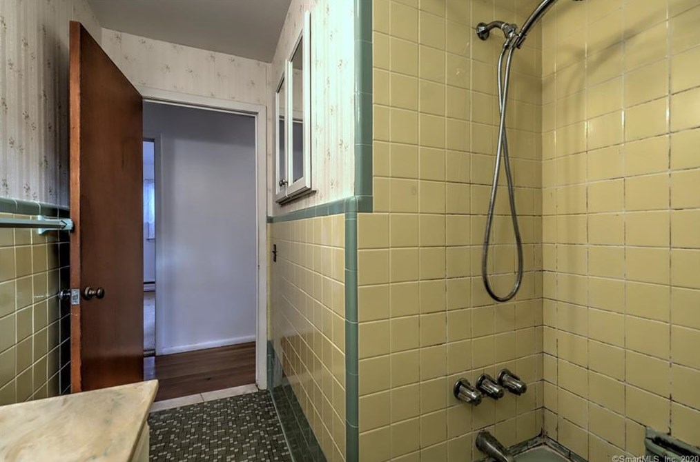 82 Lk Ave, New Haven CT 06516-4814 exterior