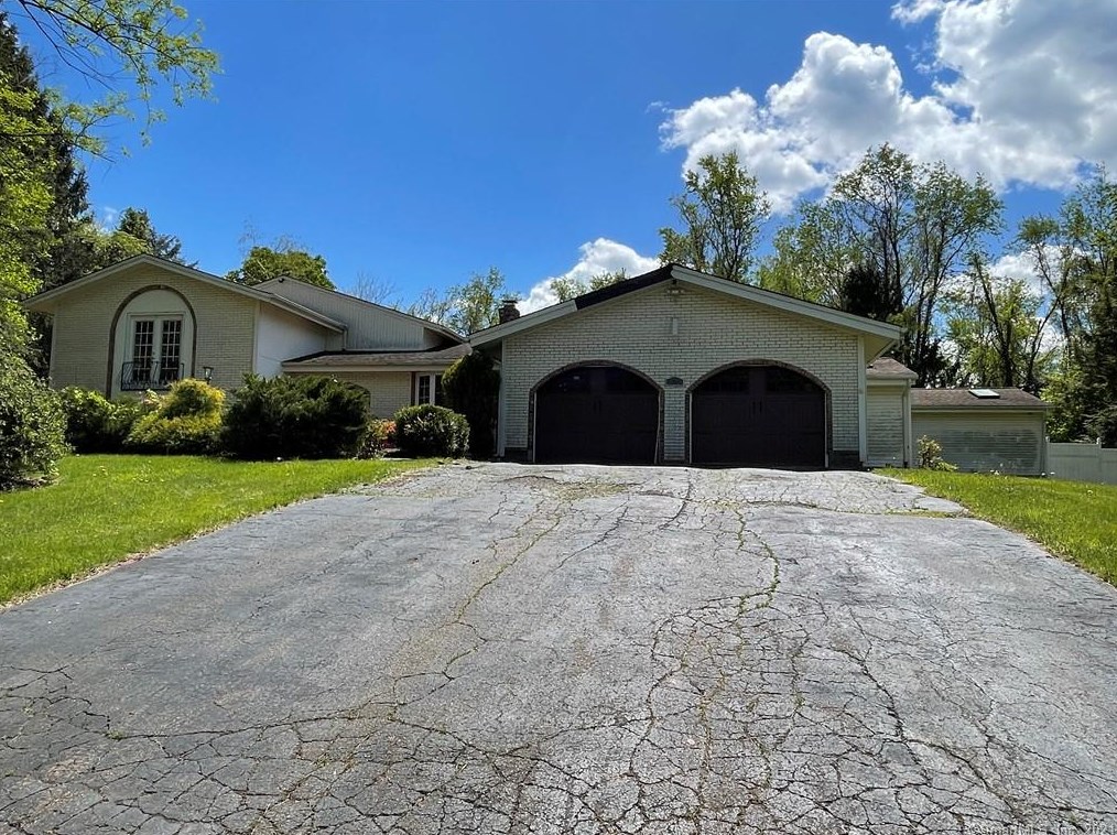 30 Rolling Hills Dr, Meriden, CT 06451-3654