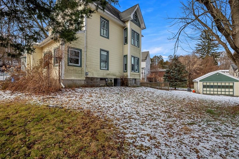 45 Crescent St, Huntington, CT 06484-4140