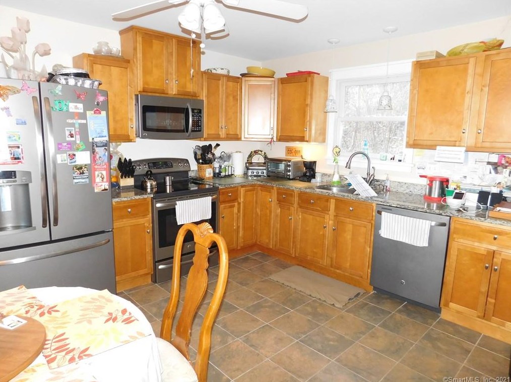 9 Golfview Dr, Danbury, CT 06811-4050