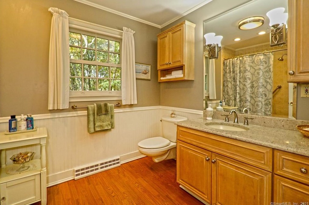 106 Peck Hl Rd, New Haven CT 06525-1334 exterior