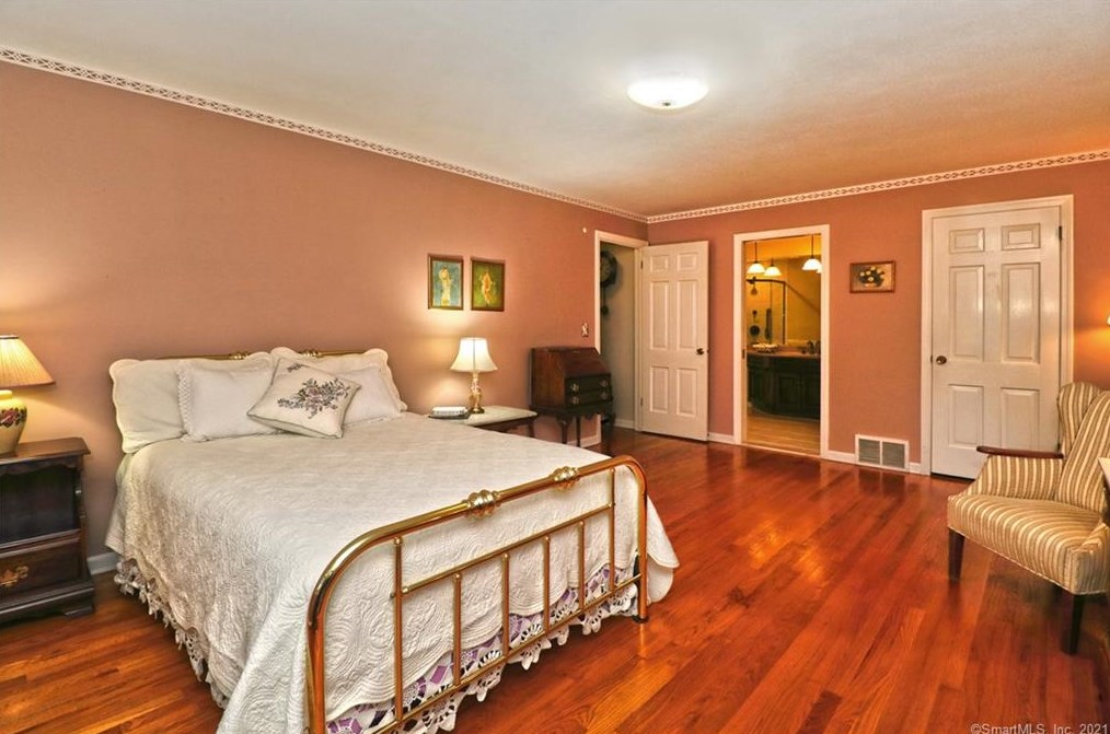 106 Peck Hl Rd, New Haven CT 06525-1334 exterior