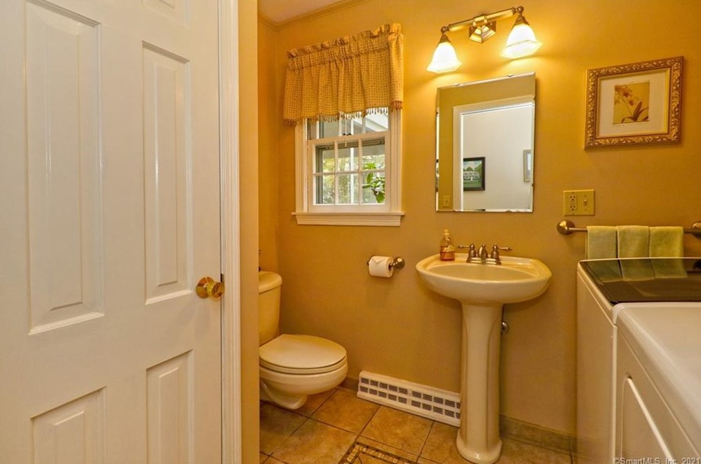 106 Peck Hl Rd, New Haven CT 06525-1334 exterior