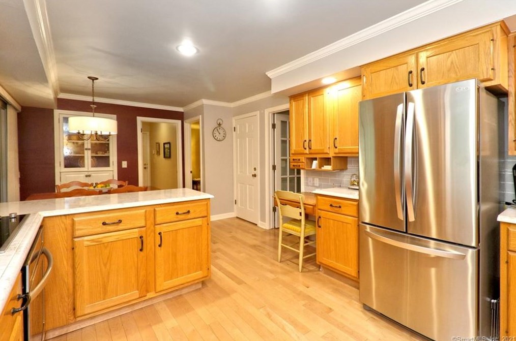 106 Peck Hl Rd, New Haven CT 06525-1334 exterior