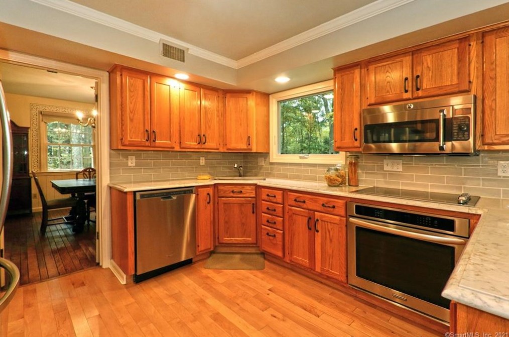 106 Peck Hl Rd, New Haven CT 06525-1334 exterior