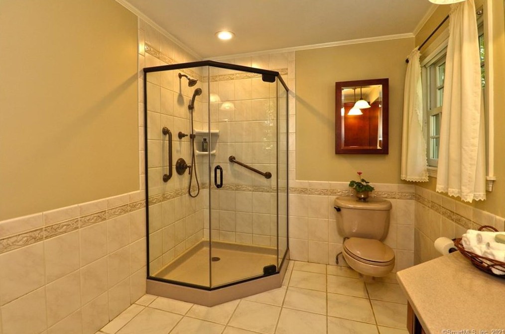 106 Peck Hl Rd, New Haven CT 06525-1334 exterior