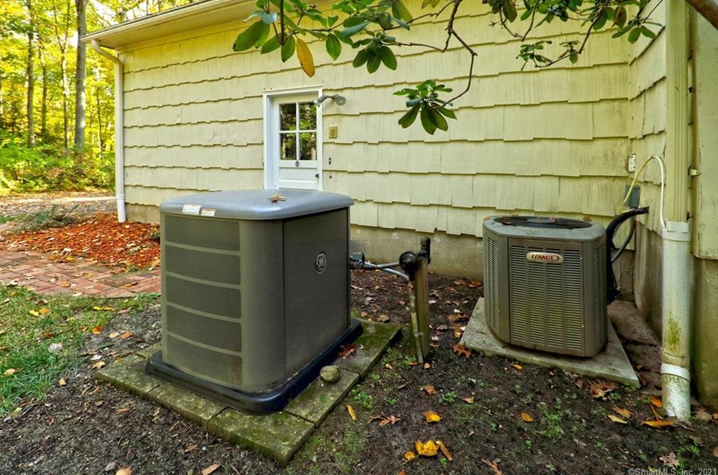 106 Peck Hl Rd, New Haven CT 06525-1334 exterior