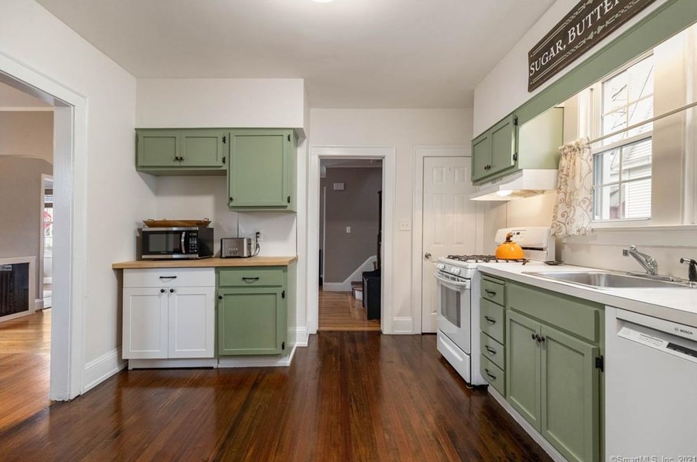 121 Central Ave, New Haven CT 06516-6731 exterior