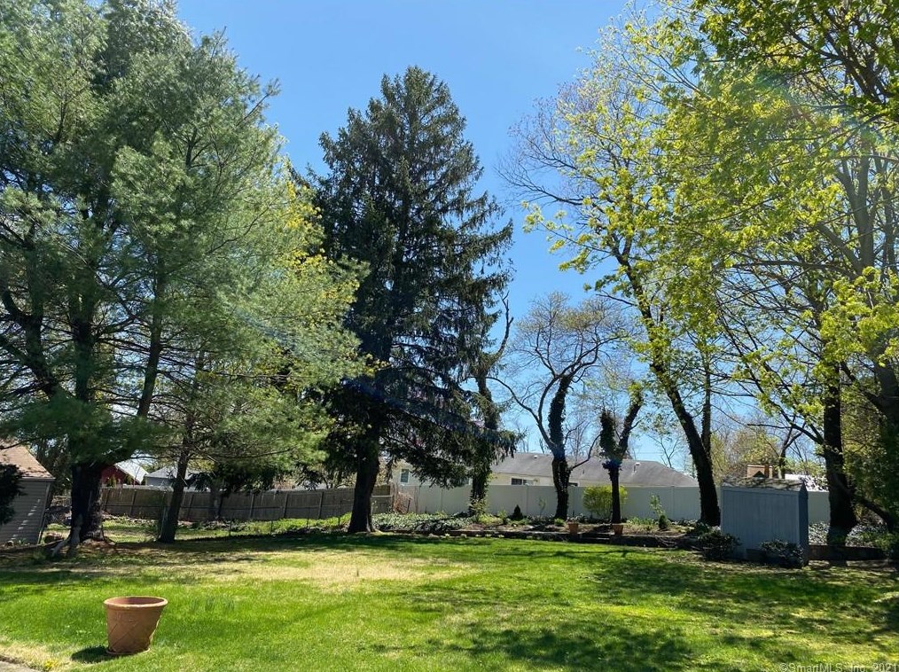 10 Sunset Dr, Huntington, CT 06484