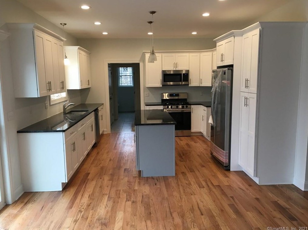 18 Fox Hollow Dr, Chesterfield, CT 06370-1741