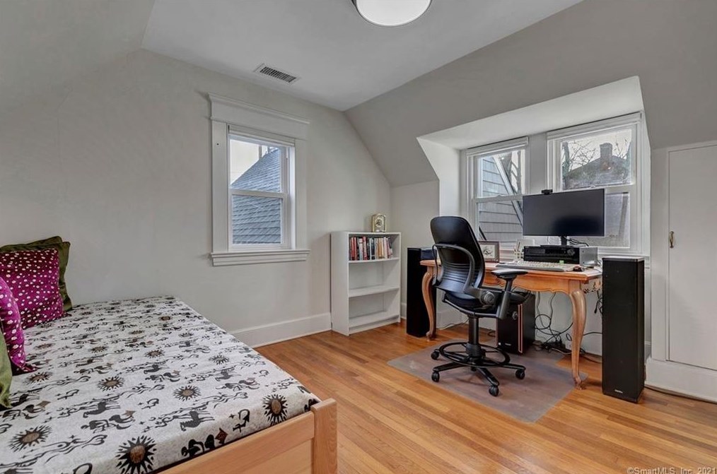 75 Hall St, New Haven CT 06516-3719 exterior