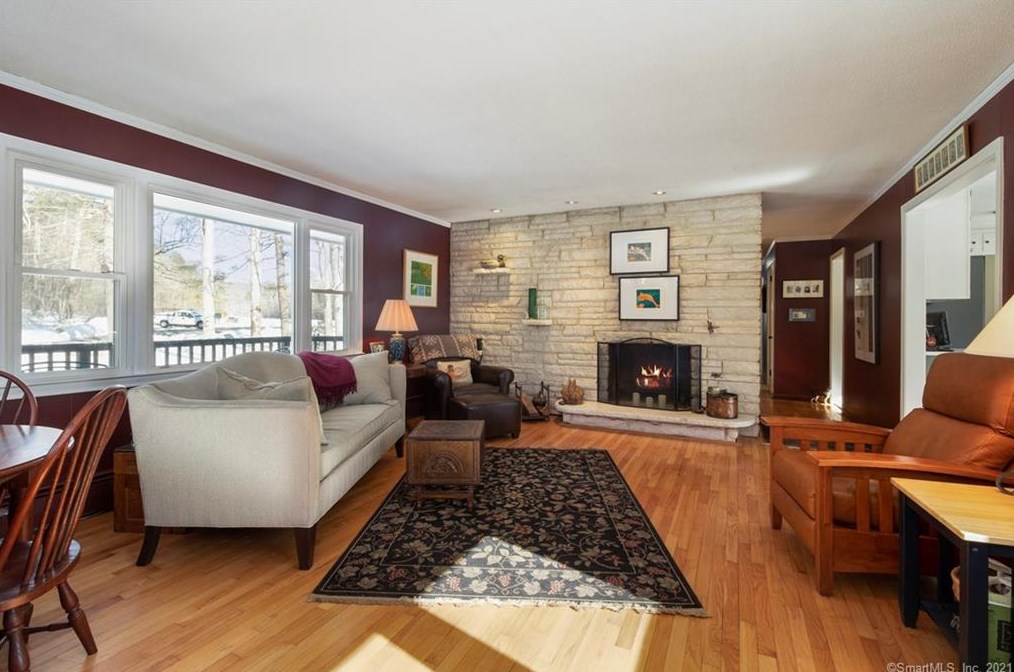 195 Lakeside Dr, Guilford, CT 06437-1737