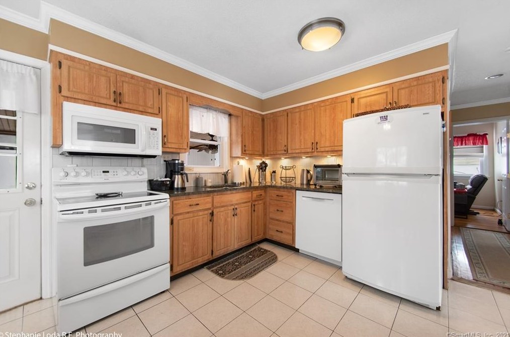 9 Schermerhorn Dr, Danbury, CT 06812 exterior