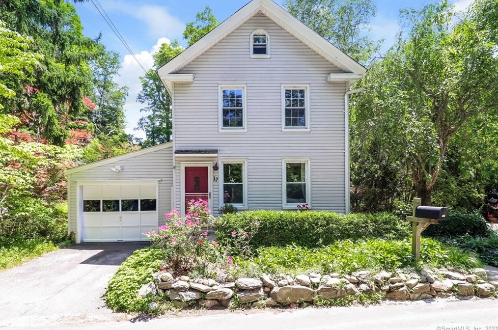 17 Pine St, Sandy Hook, CT 06482