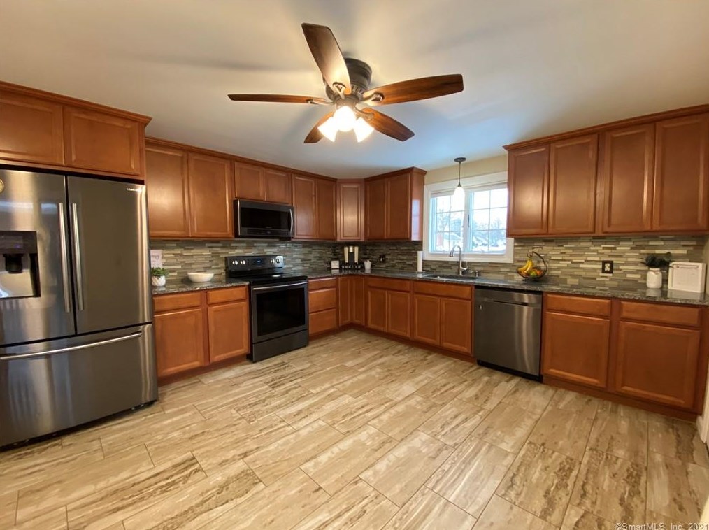 88 Jeffrey Ln, Meriden CT 06451-2730 exterior