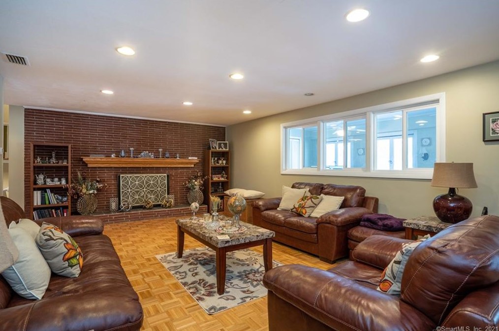 29 Stoneham Dr, Hartford CT 06117-2250 exterior