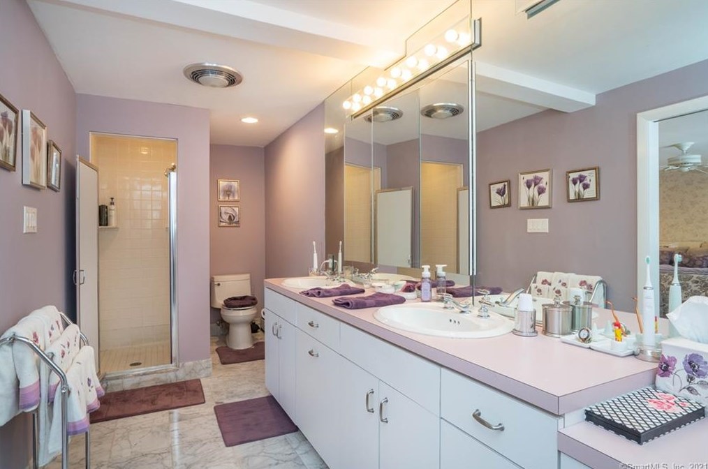 29 Stoneham Dr, Hartford CT 06117-2250 exterior