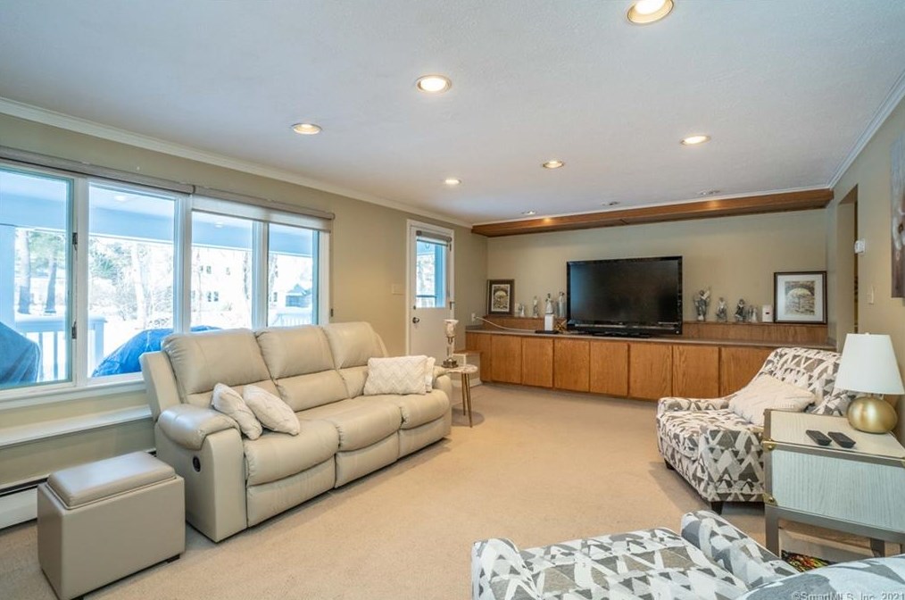 29 Stoneham Dr, Hartford CT 06117-2250 exterior