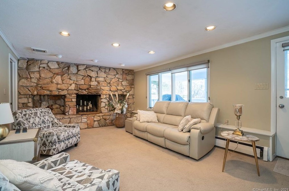 29 Stoneham Dr, Hartford CT 06117-2250 exterior