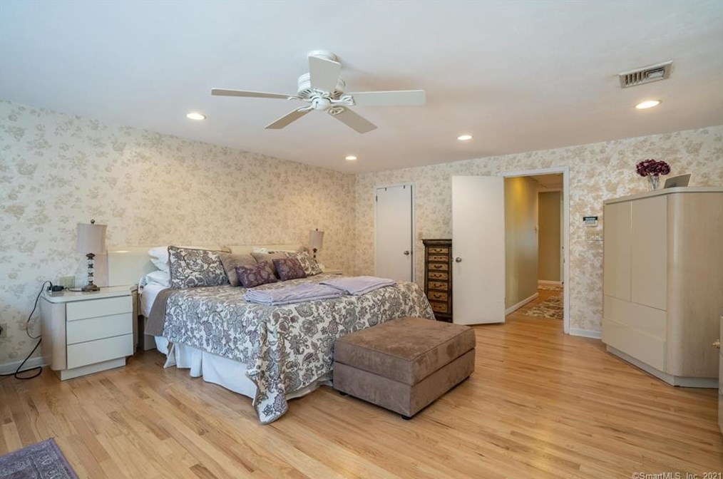 29 Stoneham Dr, Hartford CT 06117-2250 exterior