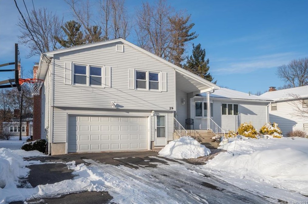 29 Stoneham Dr, Hartford, CT 06117-2251