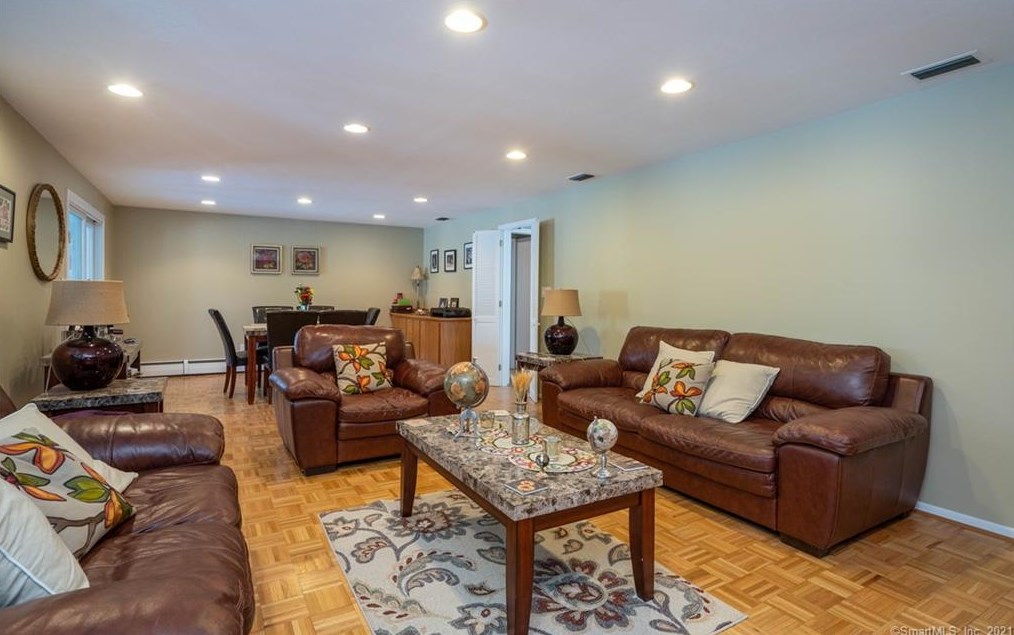 29 Stoneham Dr, Hartford CT 06117-2250 exterior