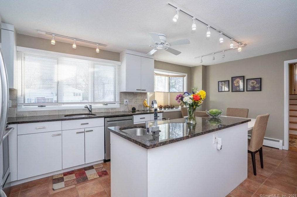 29 Stoneham Dr, Hartford CT 06117-2250 exterior