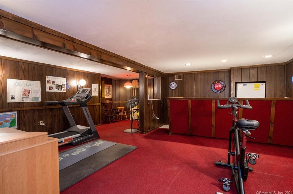 29 Stoneham Dr, Hartford CT 06117-2250 exterior