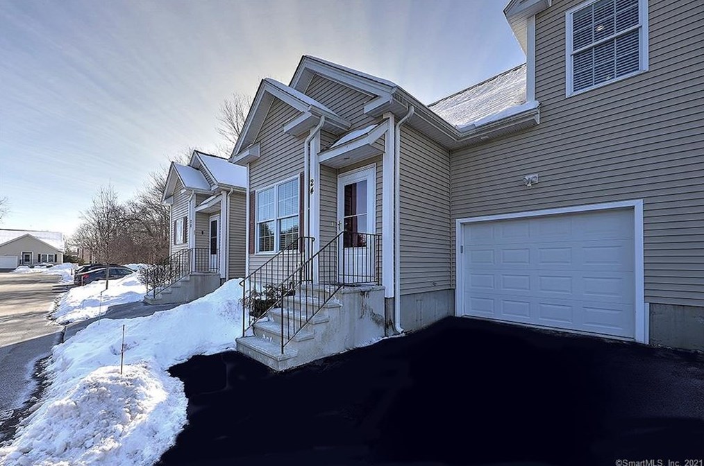 24 County Walk Ln, New Haven, CT 06512-2787